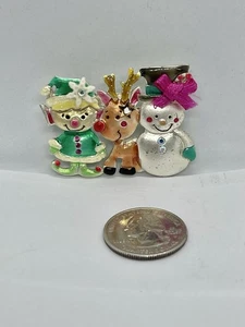 Broche de Navidad Vintage AJMC Esmaltado Elfo, Reno y Muñeco de Nieve Tono Plateado - Imagen 1 de 5