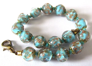 Precioso brazalete de cuentas de vidrio artístico en lámina tono aguamarina y dorado 7-1/4" de largo - Imagen 1 de 3