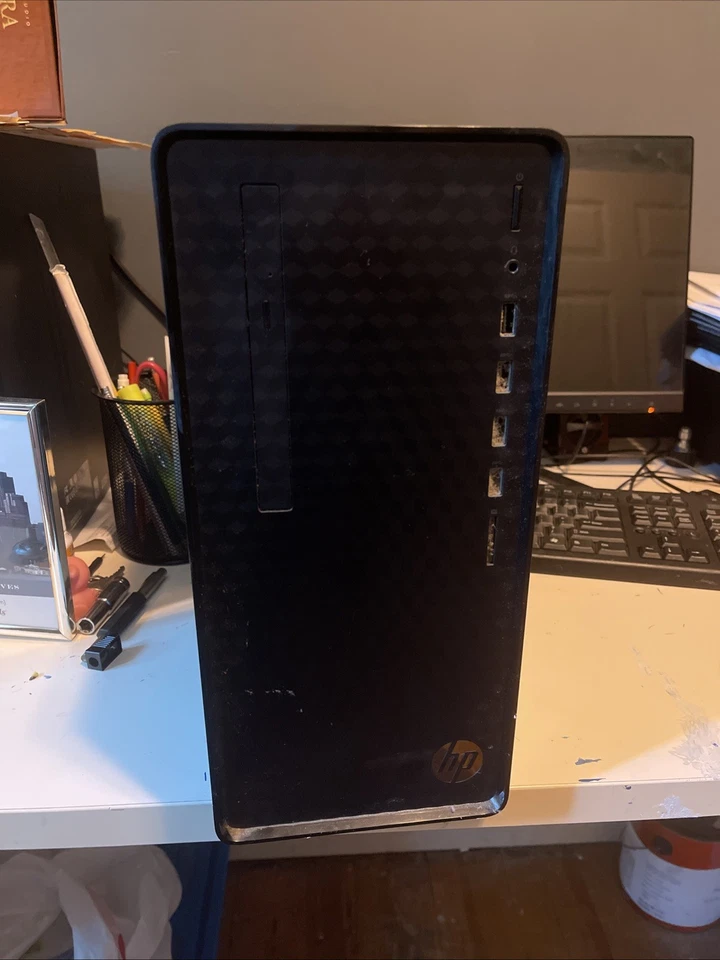 Computadora de escritorio HP AMD Ryzen 5 12 GB 256 GB estado sólido Foto 1 de 2