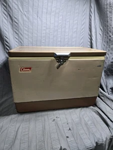 Vintage 60er Coleman braun beige hellbraun Metall Kühlbox mit Öffner - Bild 1 von 12
