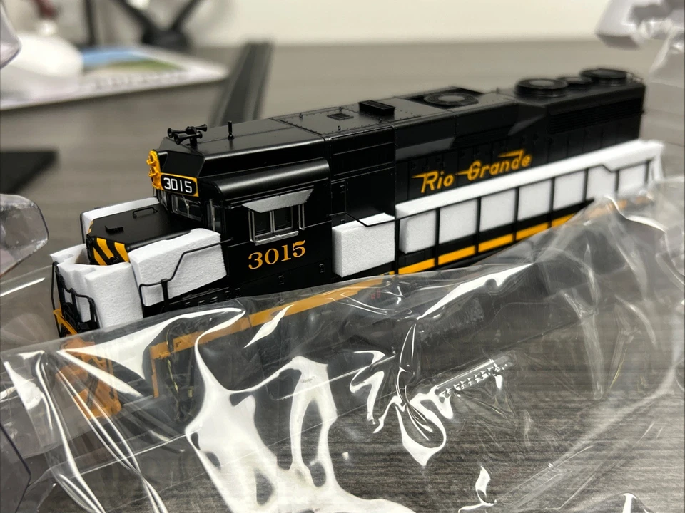 Broadway Limited HO #9570 EMD GP30 Locomotive D&RGW #3015 DCC Rdy NIB - CC - Image 1 of 4