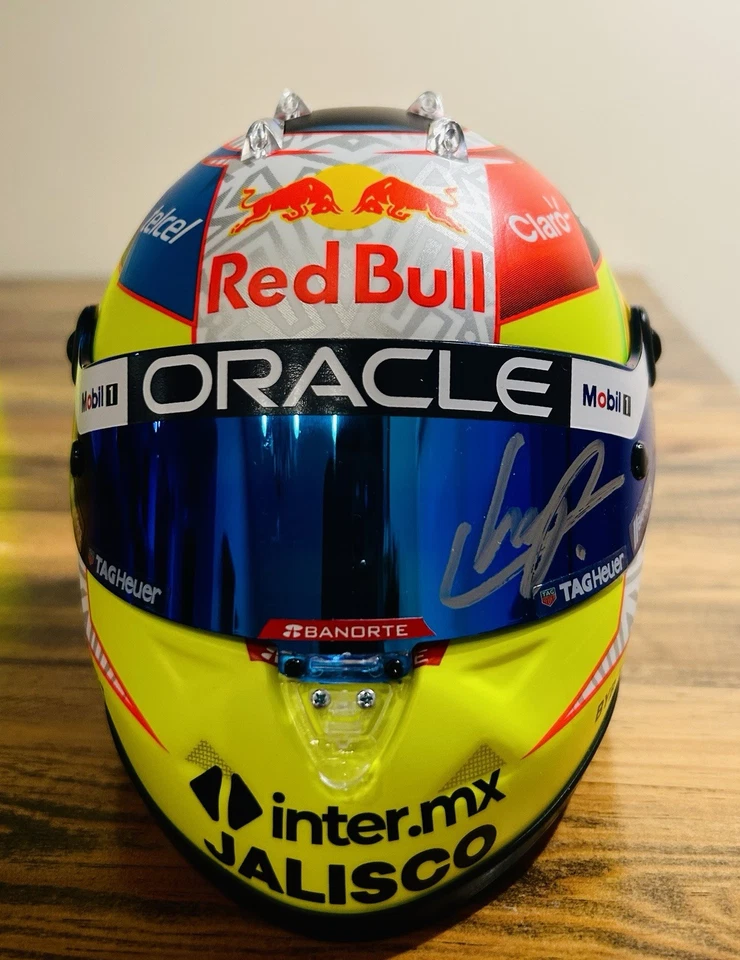 Mini capacete de corrida Red Bull 2023 assinado por Sergio Perez escala 1:2 (Beckett AUTO) - Imagem 1 de 4