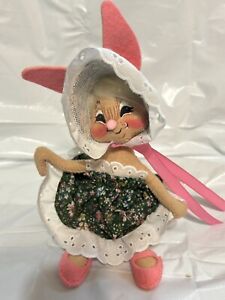 1998 Annalee fille de Pâques 1998 lapin portant bonnet robe florale poupée 8 pouces