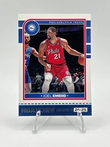 2024-25 Panini NBA Hoops - #131 Joel Embiid Philadelphia 76ers - Bild 1 von 2
