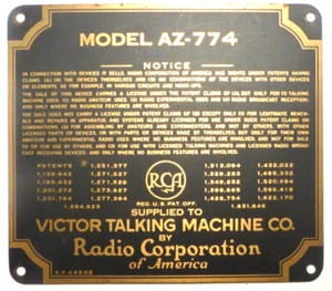 CONSOLA RCA & VICTOR AZ 774: ETIQUETA DE IDENTIFICACIÓN DE CONSOLA DE METAL - Imagen 1 de 2