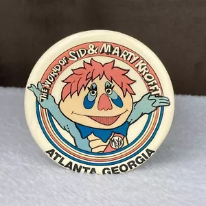 Vintage 1975 The World of Sid & Marty Krofft H.R. Pufnstuf Mayor Atlanta Button Pin - Bild 1 von 5