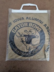 Poncho de lluvia dorado vintage 1983 Gator Bowl Iowa Hawkeyes Alumni Association - Imagen 1 de 5