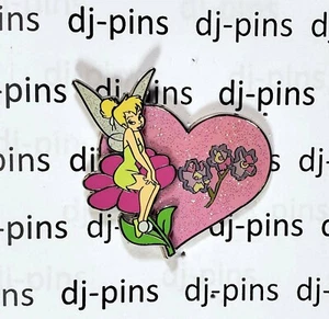 Prendedor DLRP Tinker Bell en corazón sentado en flor Disney 31726 - Imagen 1 de 1