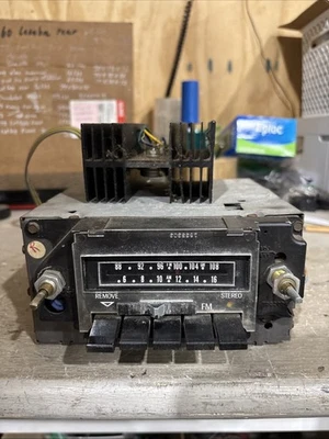 1973 BUICK CENTURY REGAL 8-TRACK/AM-FM-MPLX RADIO 7935044 34AFMT1 - Image 1 of 4