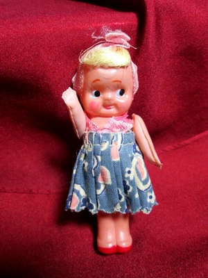 Boneca Kewpie Celulóide Vintage Pernas Fixas, Braços Articulados, Bangs, Vestido Azul Japão - Imagem 1 de 4