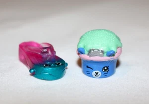 LOTE DE 2 PIEZAS SHOPKINS EQUIPAJE PERDIDO FLOPPY SANDALIA Y ROYAL CUPCAKE AZUL - Imagen 1 de 3