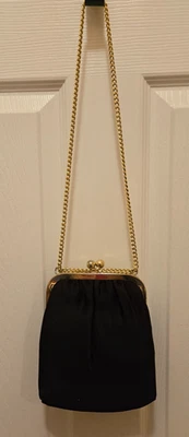 Bolsa de mão vintage preta de cetim para noite com alça de corrente dourada e fecho de trava de beijo - Imagem 1 de 3