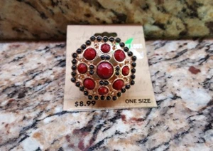 Anillo de moda soñar fuerte Selena Gomez dorado en color con piedras rojas y negras NUEVO - Imagen 1 de 3