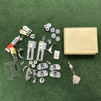 Lote de piezas y accesorios vintage de máquina de coser Singer Serger varios Foto 1 de 4
