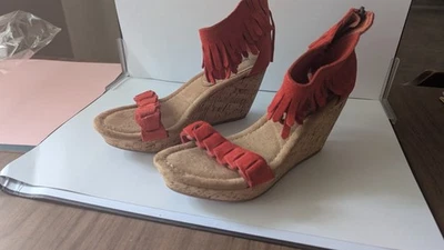 Sandalias MINNETONKA de cuña de gamuza roja con correa al tobillo 6 nuevas sin caja Foto 1 de 2