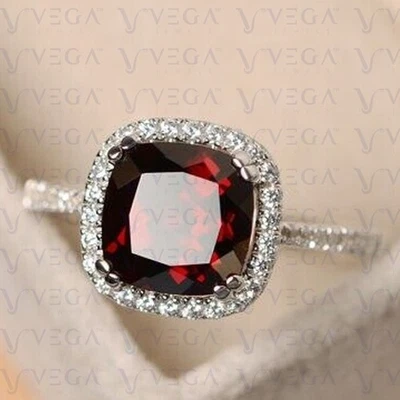 Anillo con halo de diamantes y granate natural corte cojín de 4,30 quilates enchapado en oro blanco de 18 quilates Foto 1 de 4