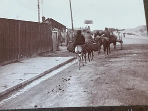 WOMEN GOING TO MARKET FROM SPAIN TO GIBRALTAR 'PASO LIBRE' EARLY 1900S PHOTO - Foto 1 di 6