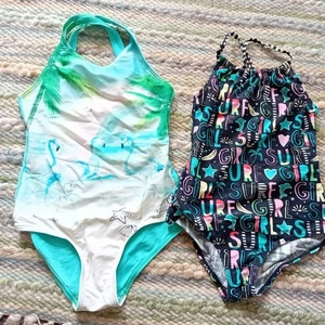 KOSTENLOSER VERSAND - 2 X M&S MÄDCHEN BADEANZÜGE - ALTER 7-8 & ALTER 8-9 MARKS & SPENCER - Bild 1 von 7