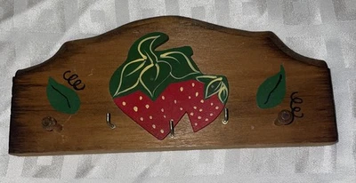Colgador de llaves de fresa de madera pintado a mano vintage Country Primitive Cottagecore Foto 1 de 4