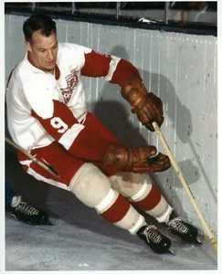Gordie Howe With Puck 1950 Color Photograph Gordie Howe Skating Classic MUST SEE - Picture 1 of 1