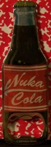 RARO ABRIDOR DE BOTELLAS MAGNÉTICO FALLOUT NUKA COLA NUEVO - Imagen 1 de 3