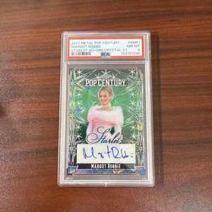 2024 Foglia Metallo Pop Century Margot Robbie Starlet Auto Cristallo Verde 1/1 PSA 8 - Foto 1 di 3