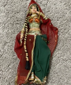 ANTIGUA MUÑECA INDIA AMRAPALI bY MS ARTS Bailarina MUÑECA RARA ROJA VERDE 12 pulgadas - Imagen 1 de 8