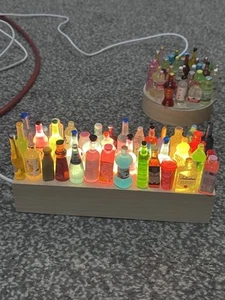 DIY X1 LED Lampe mit 45 Flaschen Maßstab 1:12 Miniatur Flaschen Party Vitrine - Bild 1 von 5