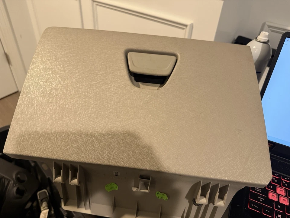 Ford Fiesta 2011-2019 tablero de instrumentos guantera compartimento de almacenamiento OEM beige Foto 1 de 4