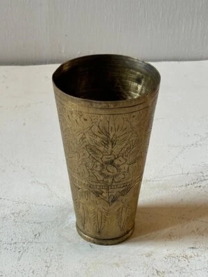 Antiguo vaso de agua de latón original grabado a mano Foto 1 de 4