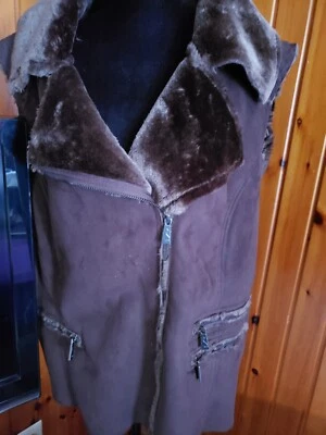 Chaleco forrado de piel sintética marrón para mujer talla grande 1x  Foto 1 de 4