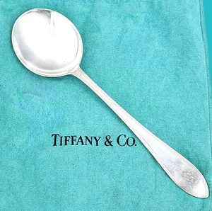 Cuchara sopera gumbo de plata esterlina de 71/2 pulgadas REEDED EDGE de TIFFANY & Co. con mono - Imagen 1 de 7