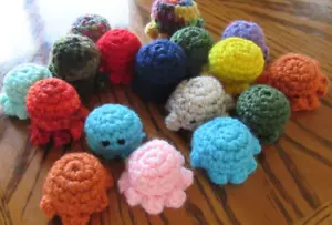 Juguetes caseros de ganchillo para gatos/perros muchos colores a elegir entre campana/nip gatera/relleno - Imagen 1 de 30