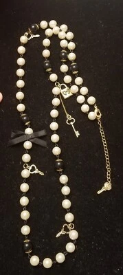 Colar Betsey Johnson tom dourado pérolas medalhão chaves arcos preto + branco 36 polegadas+ - Imagem 1 de 4