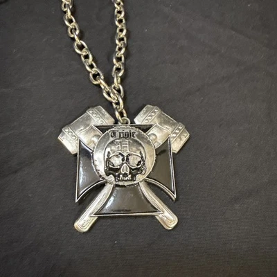 Colgante y cadena con logotipo de martillo triple H de la WWE mercancía oficial de la WWE - 2009 Foto 1 de 4