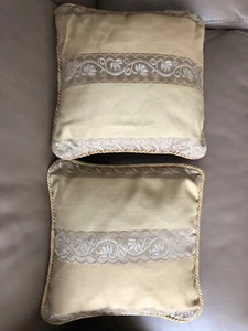 2 hübsche Sofakissen, hochwertig und unbenutzt GOLD von LAURA ASHLEY - Bild 1 von 4
