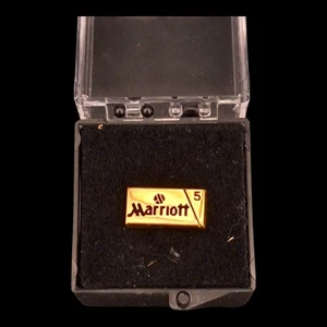 Pin de premio de 5 años de hotel Marriott Corporation RARO - 1/10 oro 10k lleno de caja - Imagen 1 de 6