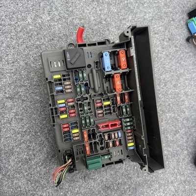 Оригинальный распределительный блок предохранителей для передней панели BMW E90 E92 E93 E82 135i 335i 2007-2013 годов выпуска - Изображение 1 из 4