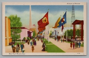 Feria Mundial de Nueva York 1939 Avenida de los Patriotas Gente Banderas Postal sin publicar - Imagen 1 de 2