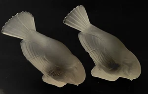 Coppia di Lalique? Passeri Vetro Smerigliato Uccellini Testa Giù Figurine Non Firmate - Foto 1 di 7