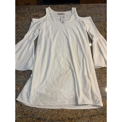 NUEVO CON ETIQUETAS VESTIDO LUCY LOVE CARLYLE Blanco Hombro Frío Ojales Mini Vestido Pequeño $79 Foto 1 de 4