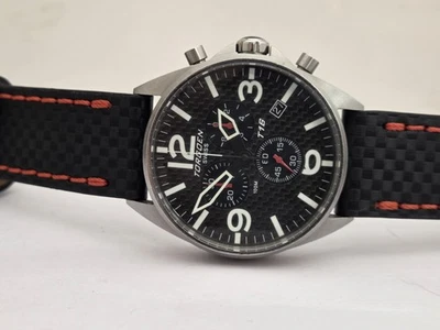 Cronógrafo Torgoen T16 esfera carbono. Hecho en Suiza. Reloj piloto caballero. Negro y rojo. Foto 1 de 4