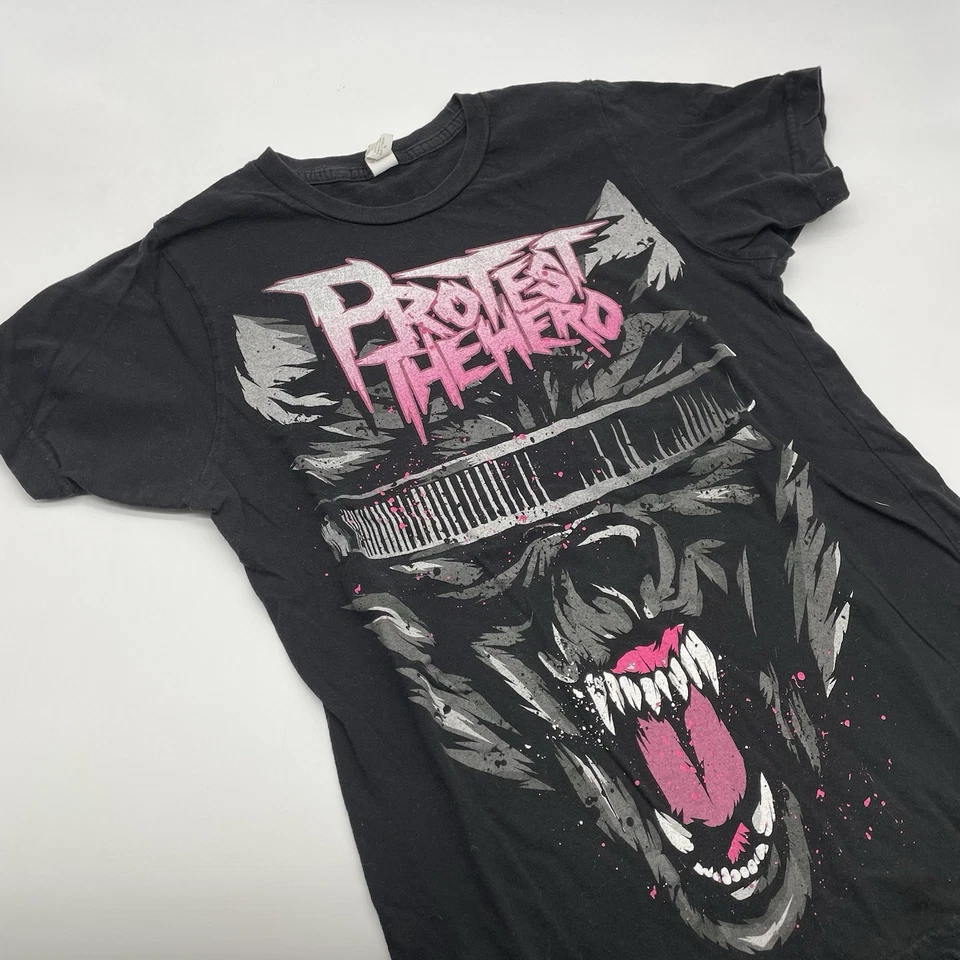 Camiseta banda PROTEST THE HERO - Tamanho juvenil grande YL letras rosa lobo - Imagem 1 de 4