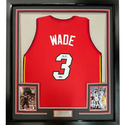 Camiseta deportiva enmarcada facsímil autografiada Dwyane Wade 33x42 roja reimpresión láser automática Foto 1 de 2