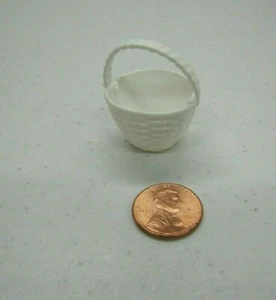 Barbie Doll Mattel Very Small White Basket W/ Handle Wicker Look Rare Kitchen - Picture 1 of 3