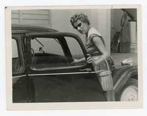 PHOTO SNAPSHOT 1958, voiture ancienne automobile old car une femme lunettes - Imagen 1 de 2