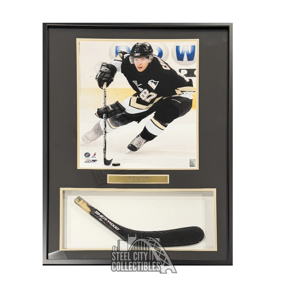 Foto de Sidney Crosby enmarcada de los pingüinos de Pittsburgh con hoja de palo emitida por el juego Foto 1 de 1