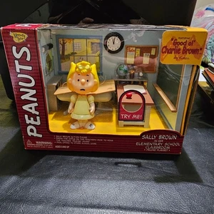 Juego de lujo Peanuts Memory Lane Sally Brown en el aula de la escuela primaria - Imagen 1 de 9