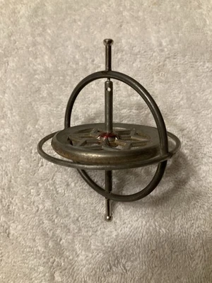 Giroscopio científico de metal vintage juguete gira gratis. Foto 1 de 4