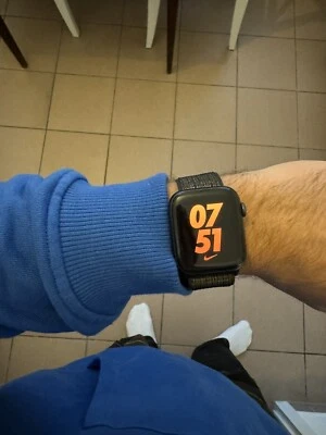 Apple Watch Series 6 Nike 44mm Space Grau Aluminiumgehäuse mit Anthrazit/Schwarz - Bild 1 von 4